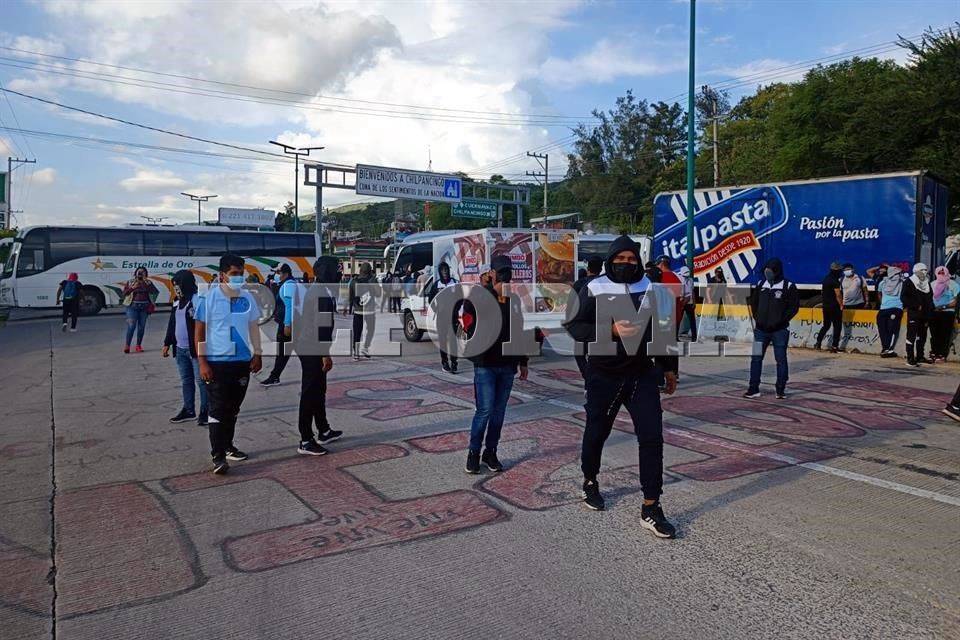 Retienen normalistas 10 vehículos en Autopista del Sol