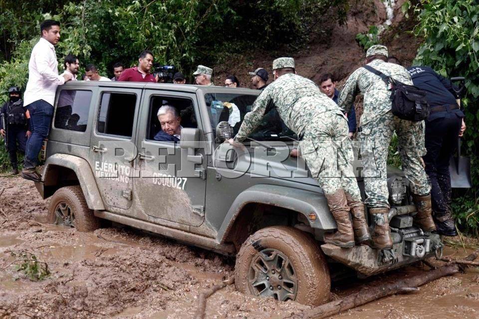 Se atasca vehículo militar y cruza AMLO a pie por carretera