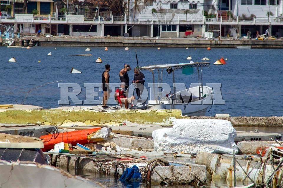 Buscan buzos de Semar cuerpos en Acapulco