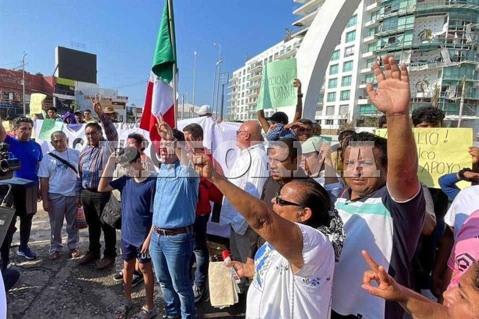 Parten de Acapulco a CDMX para exigir recursos por ‘Otis’