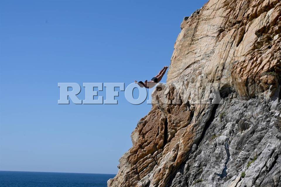 Reanudan espectáculo clavadistas de La Quebrada