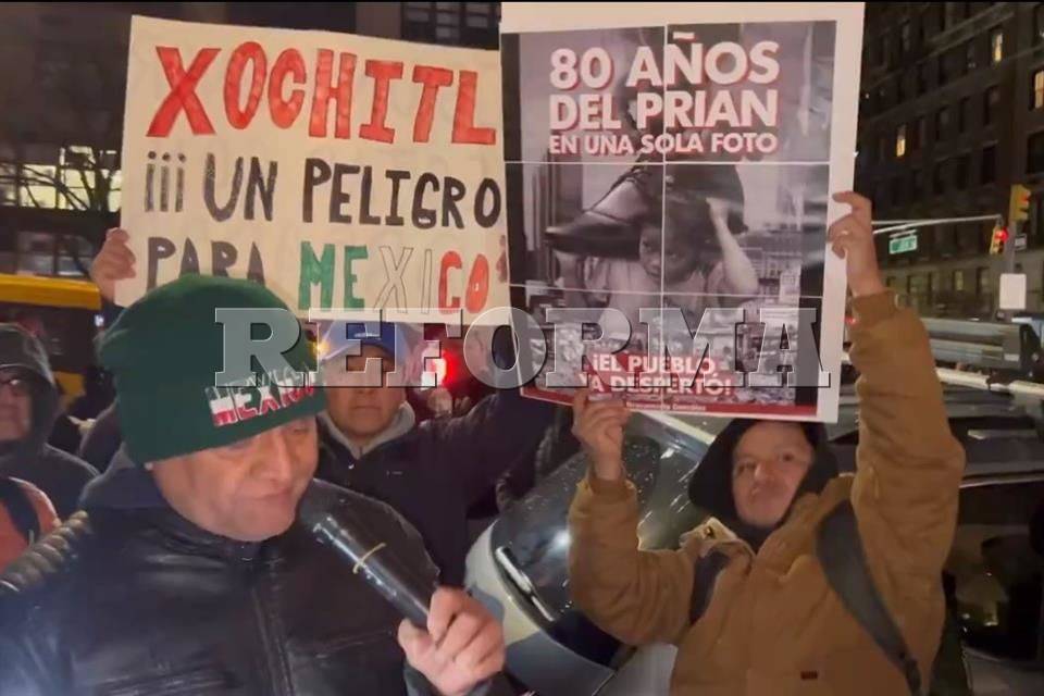 Protestan contra Xóchitl en NY; ‘escapa’ por otra puerta