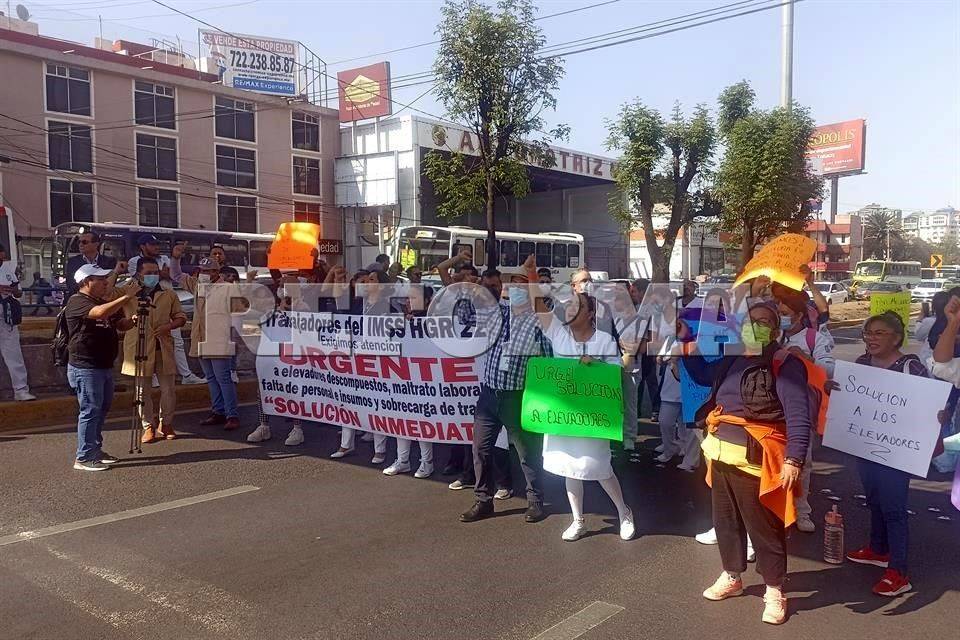 Protestan trabajadores del IMSS en Toluca