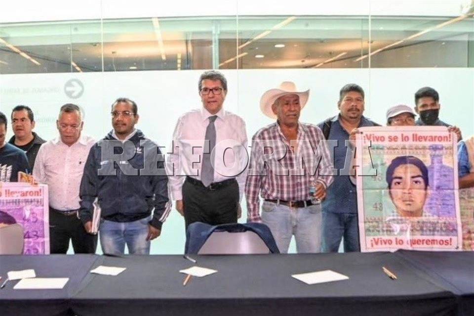 Piden padres de 43 ayuda a Senado para diálogo con AMLO