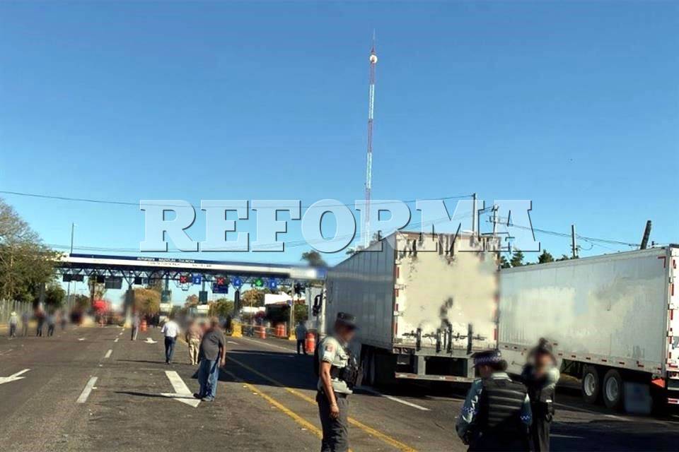 Levantan productores bloqueo en Maxipista en Sinaloa