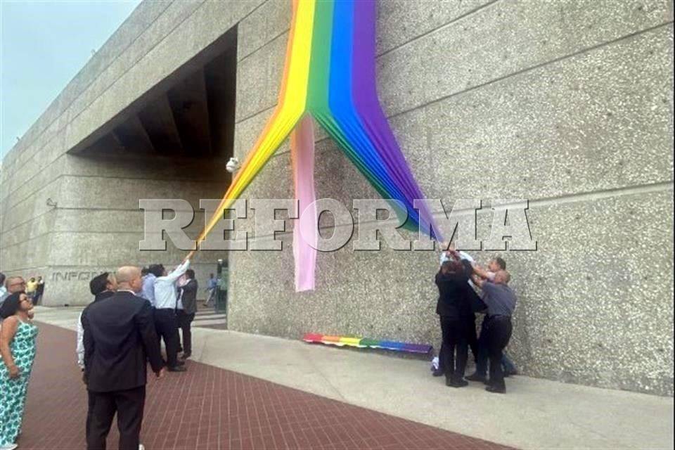 Destroza sindicato de Infonavit bandera LGBT+