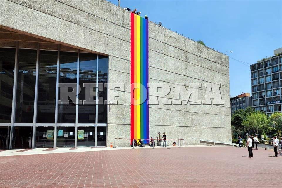 Infonavit coloca otra vez bandera LGBT+