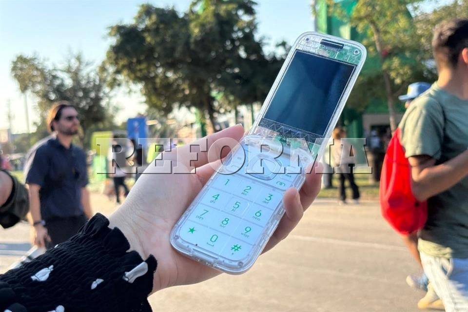 The Boring Phone appears at the Heineken Mexico festival