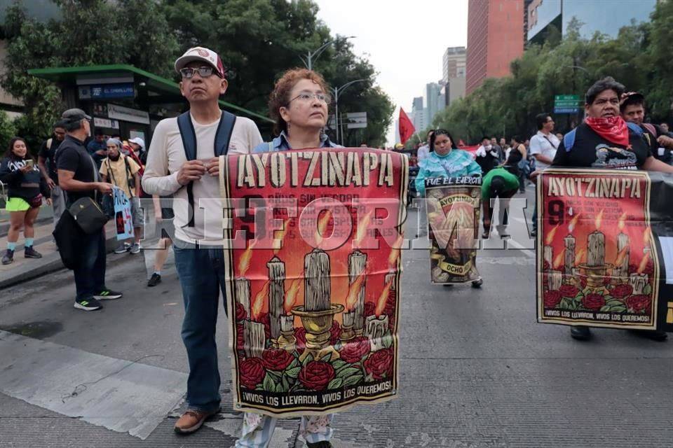 Instalan padres de Ayotzinapa plantón en Zócalo