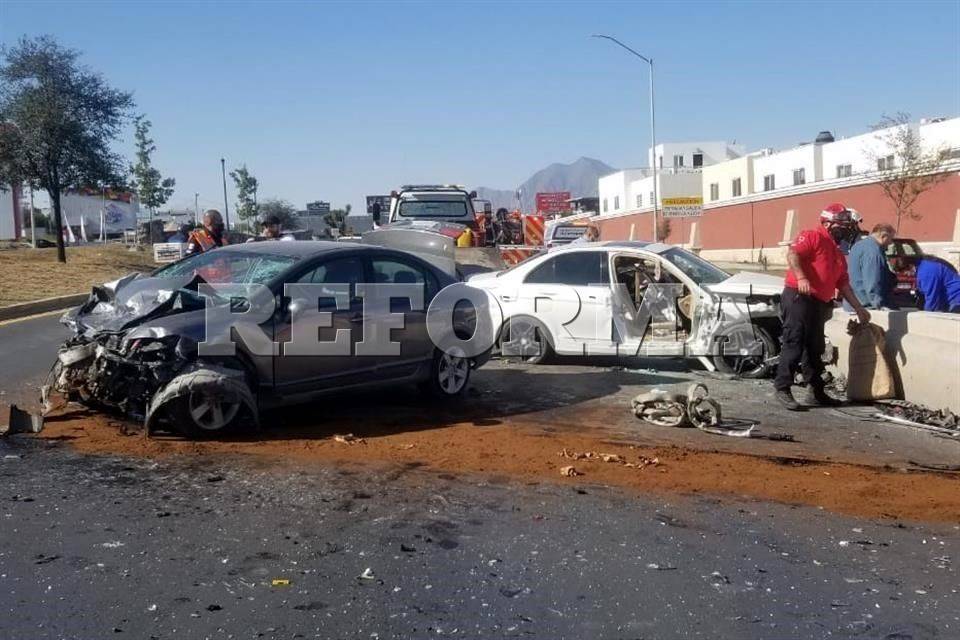 Choca tras brincar camellón en Leones