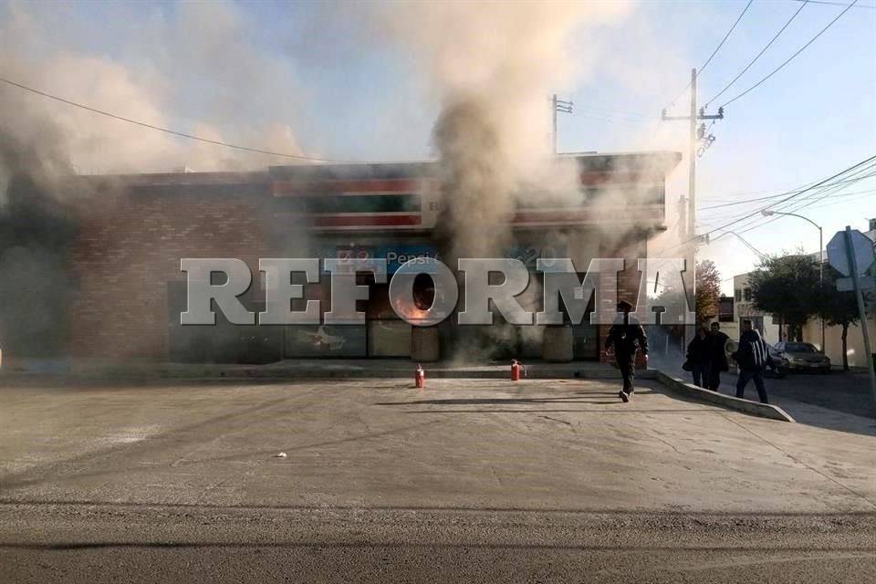 Se incendia 7-Eleven en Cumbres