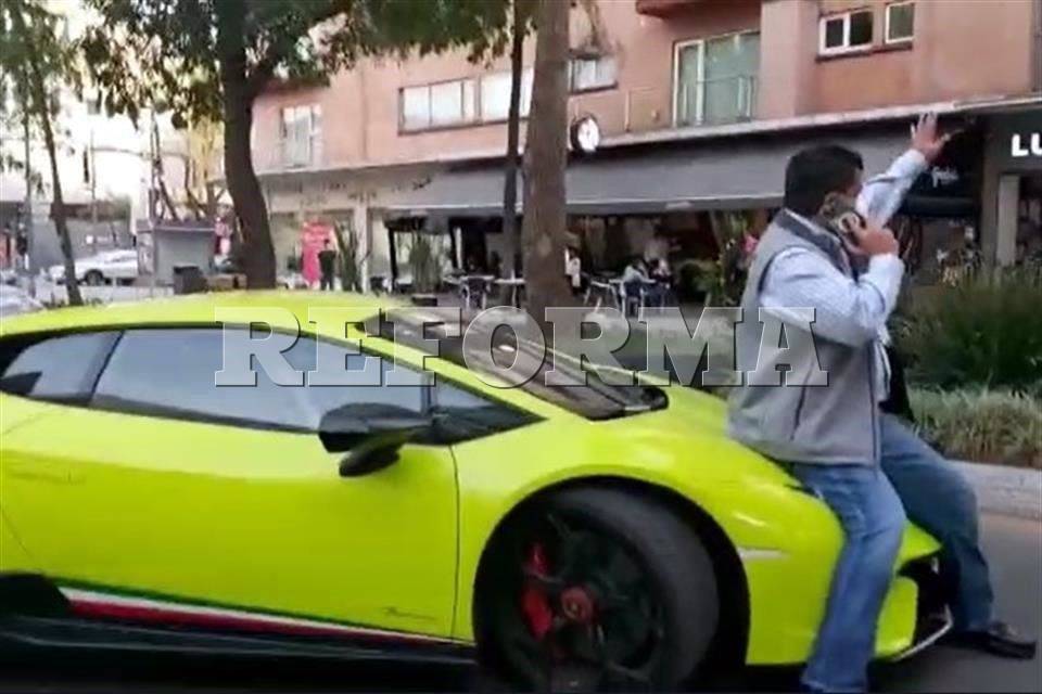 Se sube a cofre de Lamborghini para impedir huida