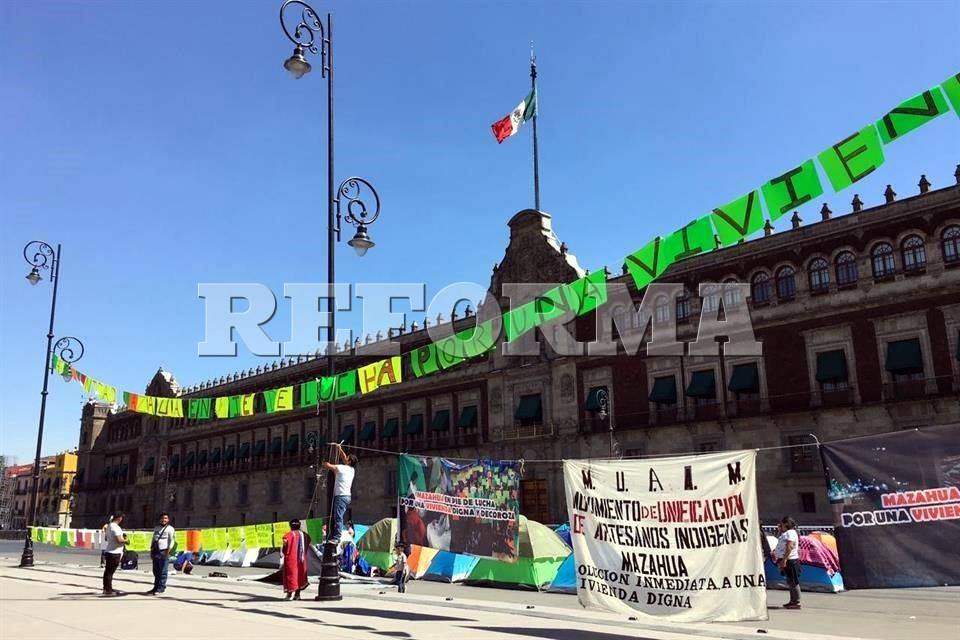 Urgen mazahuas viviendas con plantón en Zócalo