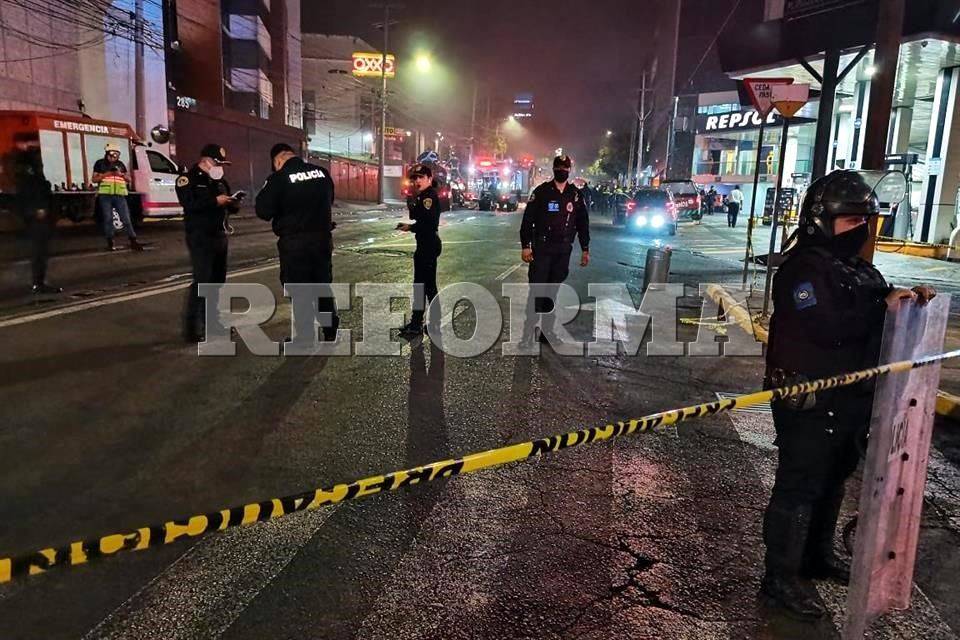 Evacuan a 100 personas por incendio en comercio en AO