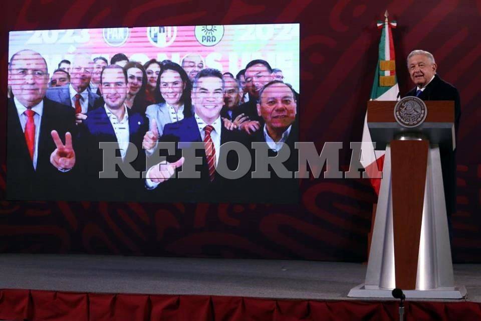 Critica AMLO pacto de Va por México y presume ruta de Morena