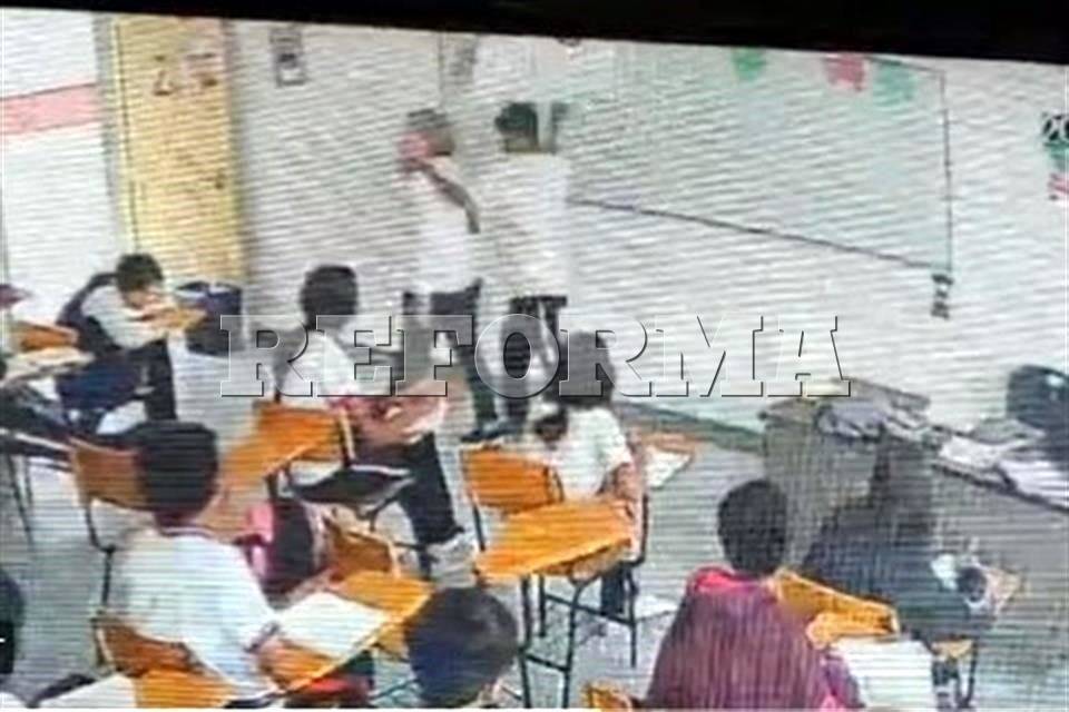 Ataca alumno a maestra con arma blanca en Coahuila