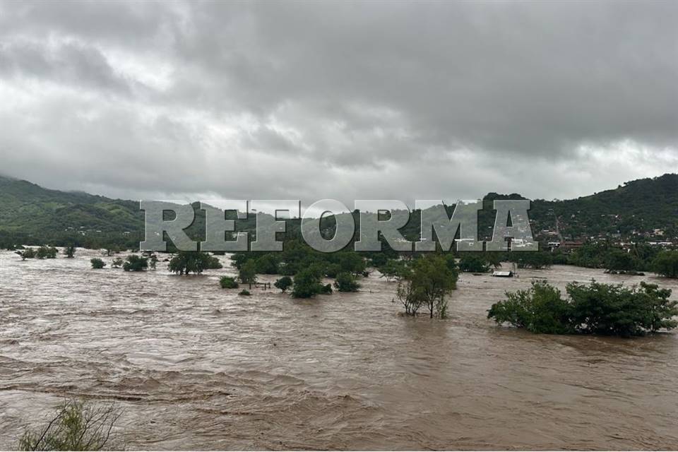 Afecta tormenta tropical ‘Max’ a Costa Grande de Guerrero