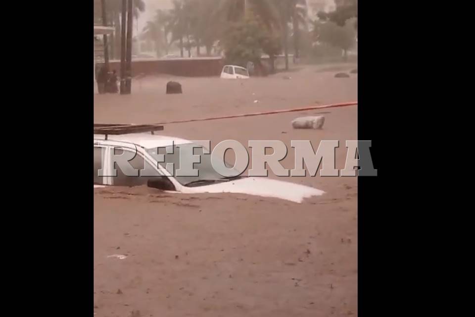 Azotan a Vallarta inundaciones y caos