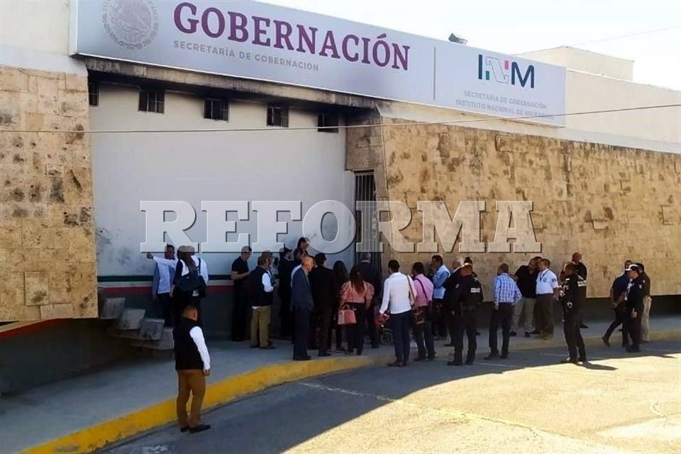 Recorren senadores albergue donde murieron 40 migrantes